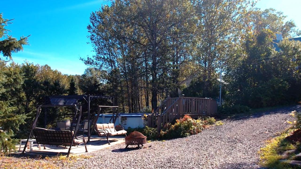 Au Pied Des Monts-Valin, Hebergement Touristique Saint-Honore Exterior photo
