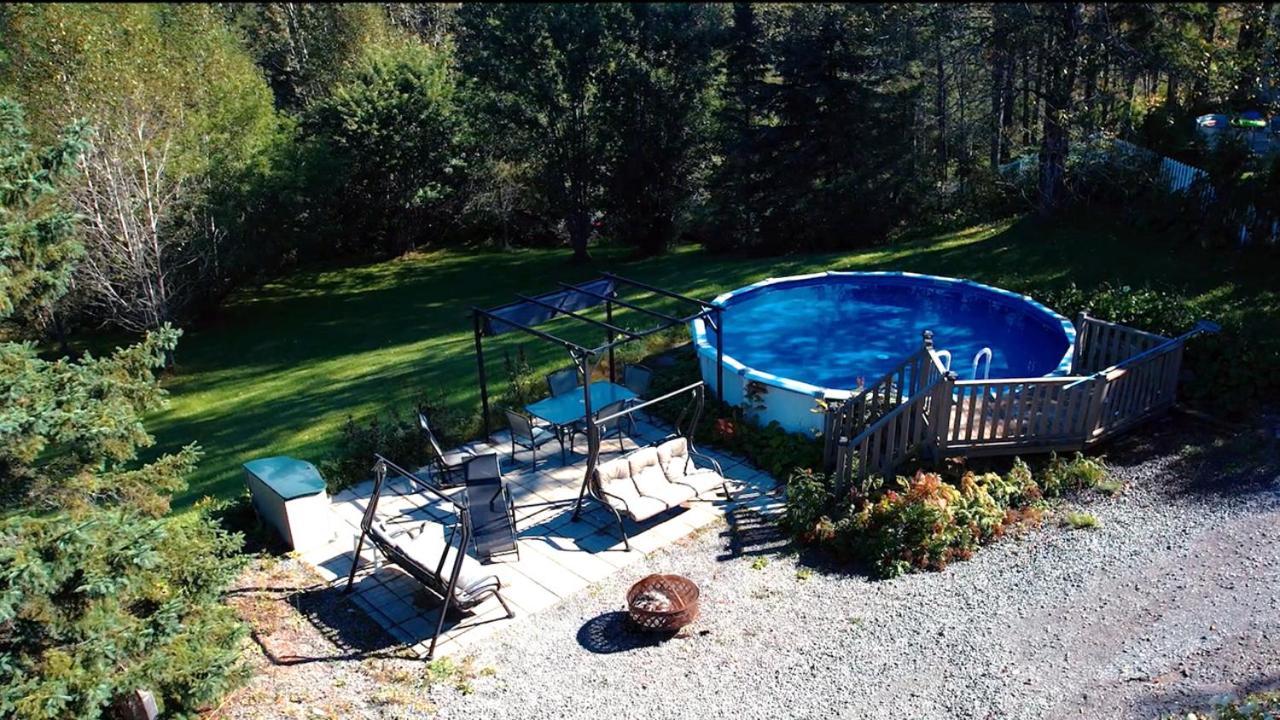 Au Pied Des Monts-Valin, Hebergement Touristique Saint-Honore Exterior photo